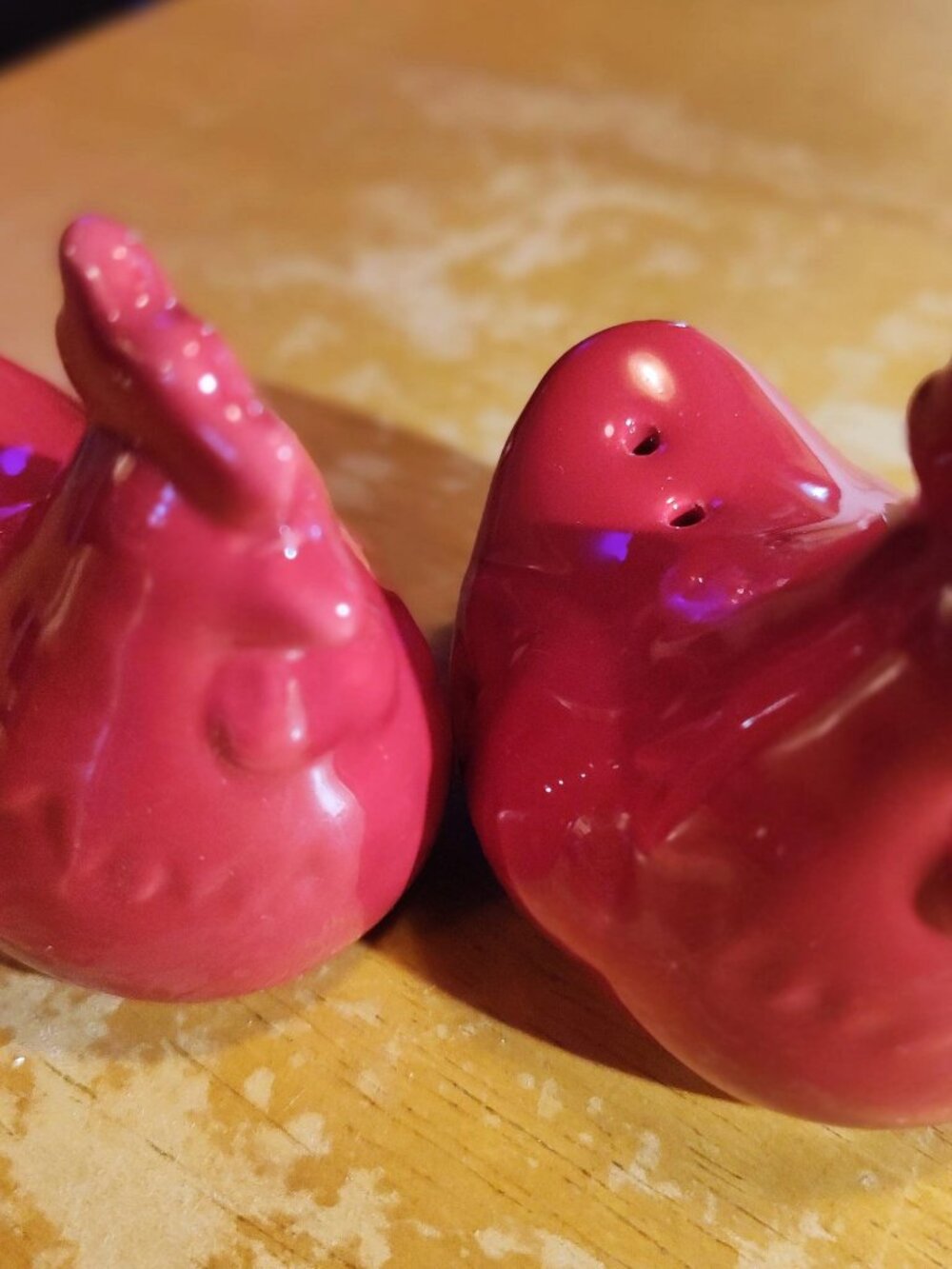 Cute Red Rooster salt/pepper shakers. SHIPS FREE